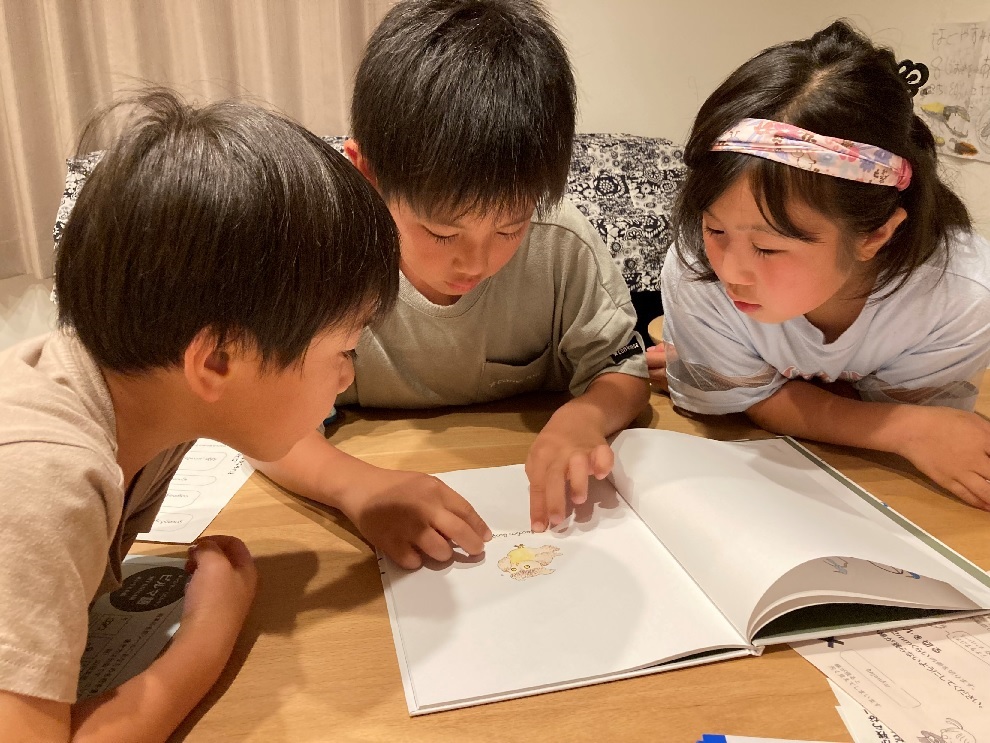 图片:印度儿童接受捐赠的绘本