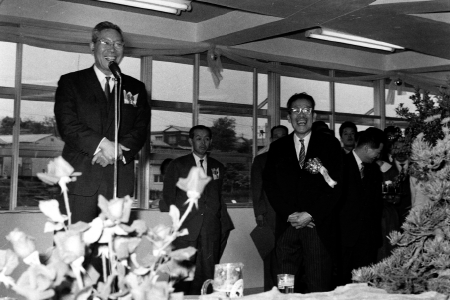 披露パティで挨拶する池田勇人首相と市村社長(1962年5月17日)