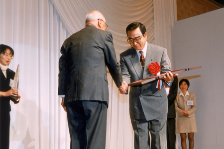 日本経営品質賞を受賞する桜井社長(1999年)